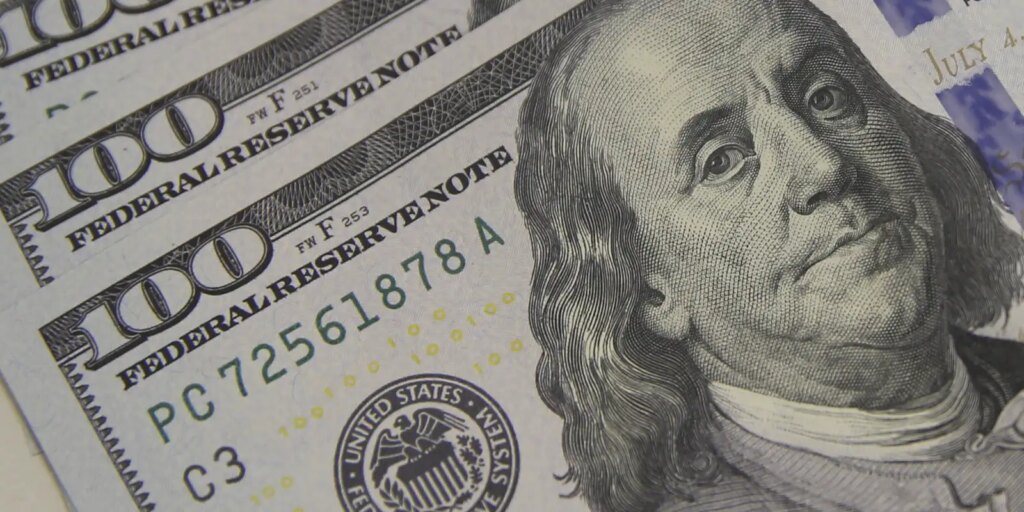 Dólar cai para R$ 5,56 à espera de pacote fiscal