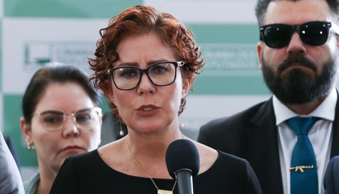 Câmara autoriza licença de 127 dias à deputada Carla Zambelli