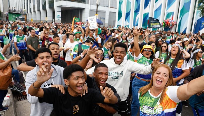 Marcha para Jesus reúne milhares de fiéis no centro do Rio de Janeiro
