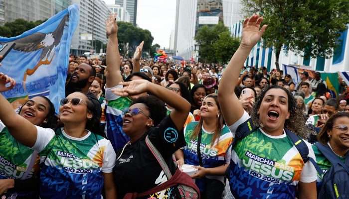 Evangélicos crescem e representam mais de um quarto da população