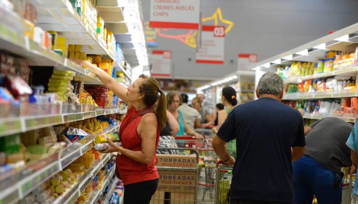 Consumo das famílias mantém-se em alta no mês de abril