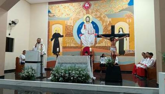 Um homem foi morto a tiros, na noite de domingo (18), ao lado de uma igreja católica, na cidade de Codó.