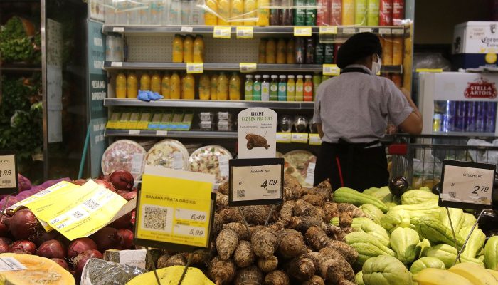 Contratos de trabalho por hora em supermercados aumentam precarização