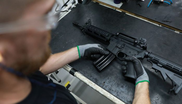 PM do Rio apreende fuzis e granadas em ação contra o crime organizado