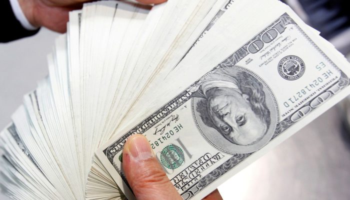 Dólar cai para R$ 5,57 e fecha no menor valor em 8 meses