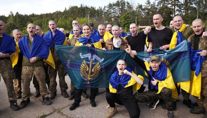 Rússia e Ucrânia libertam 390 prisioneiros cada em primeira troca