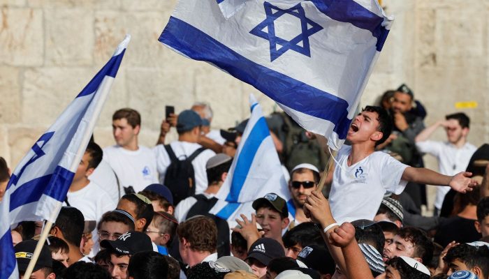 Extrema-direita confronta palestinos em marcha anual em Jerusalém