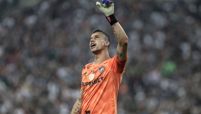 Fábio vira jogador com mais partidas disputadas no futebol mundial