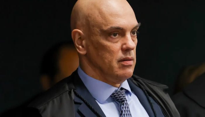 Moraes dá 48h para Bolsonaro explicar documento com pedido de asilo