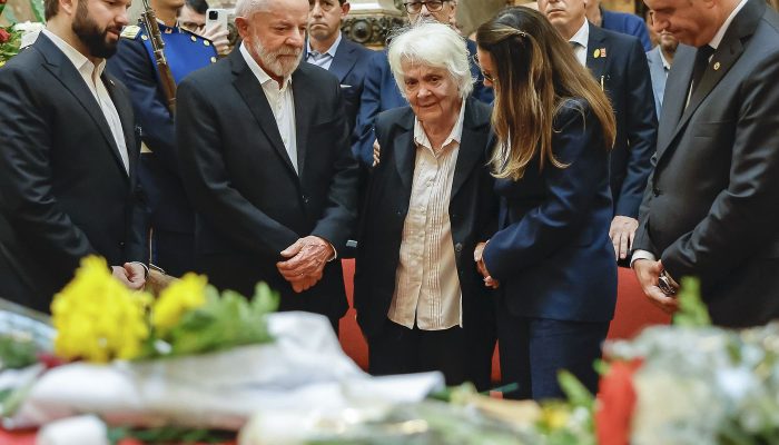 Milhares de uruguaios se despedem de Pepe Mujica em funeral