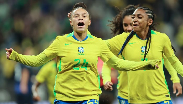 Dudinha brilha e seleção feminina derrota Japão no frio paulistano