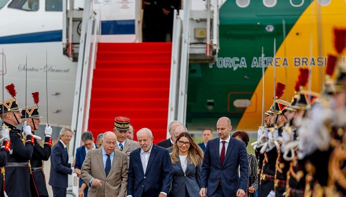 Lula chega a Paris para visita de Estado e encontro com empresários