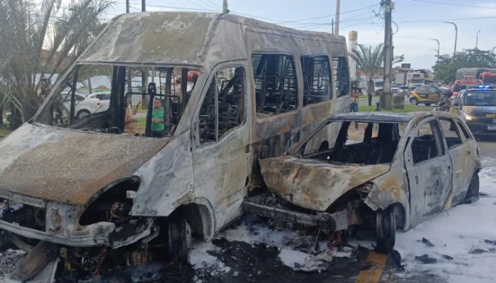 Um carro de passeio desgovernado colidiu com uma van e ambos os veículos pegaram fogo.