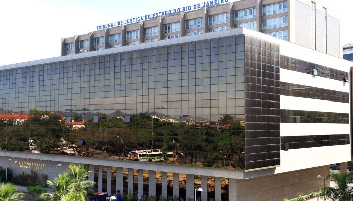 Justiça do Rio condena médico que estuprou mulheres na sala de parto