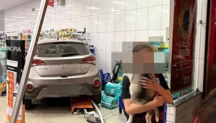 Acidente em São Luís: carro invade farmácia e deixa ferido