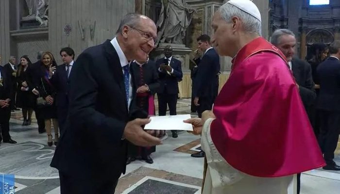 Alckmin entrega ao Papa convite para visitar o Brasil durante a COP30