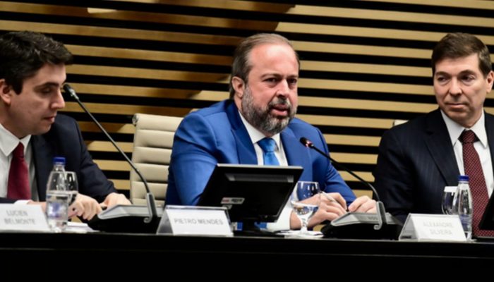 Ministro defende gás mais barato para reindustrialização do país