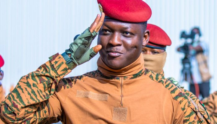 Líder anti-imperialista em Burkina Faso, Traoré se destaca na África