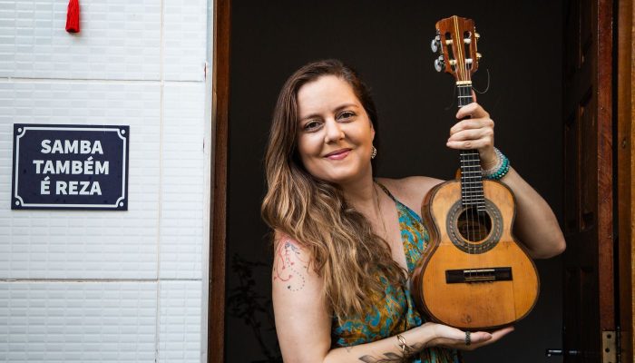 Roberta Nistra segue linhagem da mulher sambista que toca cavaquinho