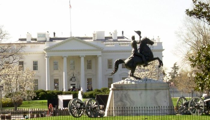 Rádios públicas dos EUA processam Trump após corte de verbas