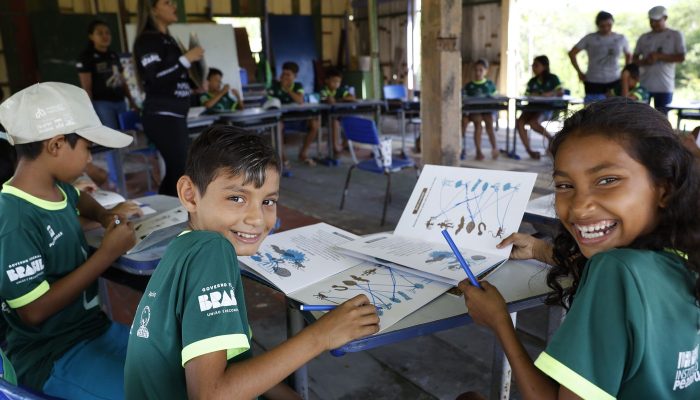 "Z de zangão": projeto aproveita vivências para alfabetizar no mangue