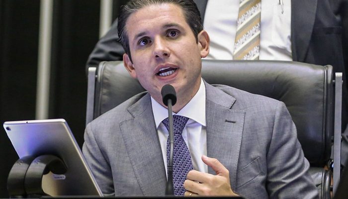 Motta diz que decisão sobre aumento do IOF sai ainda hoje