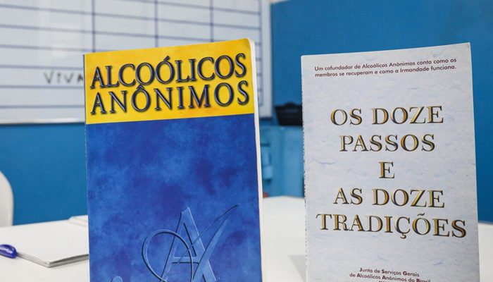 Aos 90 anos, Alcoólicos Anônimos tem maior participação feminina