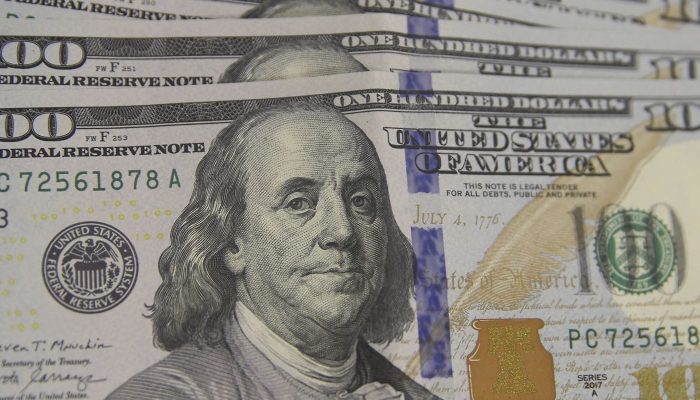 Dólar cai para R$ 5,49 com derrubada de alta do IOF e inflação menor