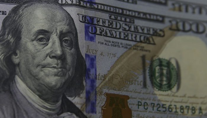 Dólar cai para R$ 5,63 com espera de medidas alternativas ao IOF