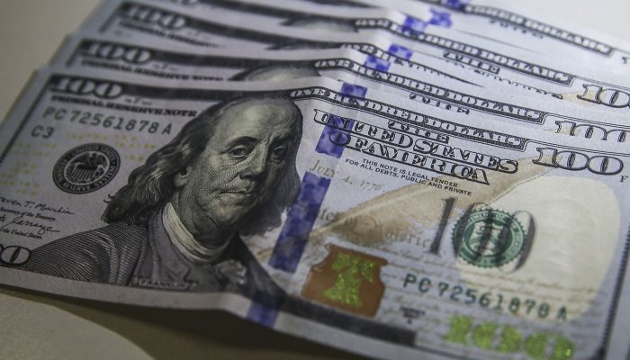 Dólar cai para R$ 5,66 após suspensão de tarifas de Trump