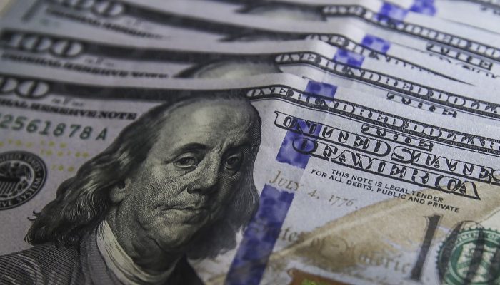 Dólar aproxima-se de R$ 5,70 com incertezas sobre IOF