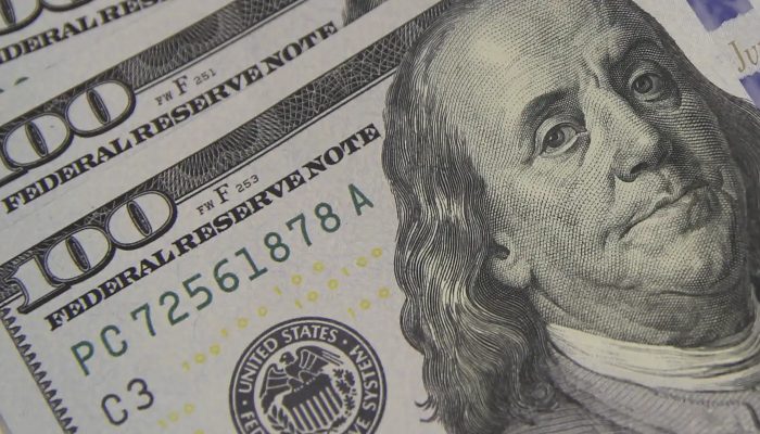 Dólar cai para R$ 5,56 à espera de pacote fiscal