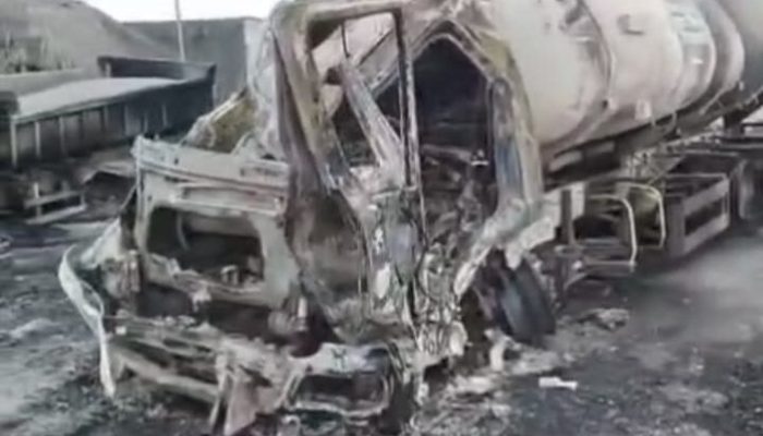 Um caminhoneiro morreu, na madrugada de quinta-feira (22), após o caminhão-tanque que ele conduzia colidir com uma caçamba e explodir logo em seguida.