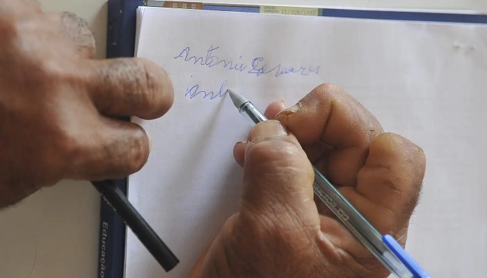 Analfabetismo de pessoas com deficiência é quatro vezes maior no país