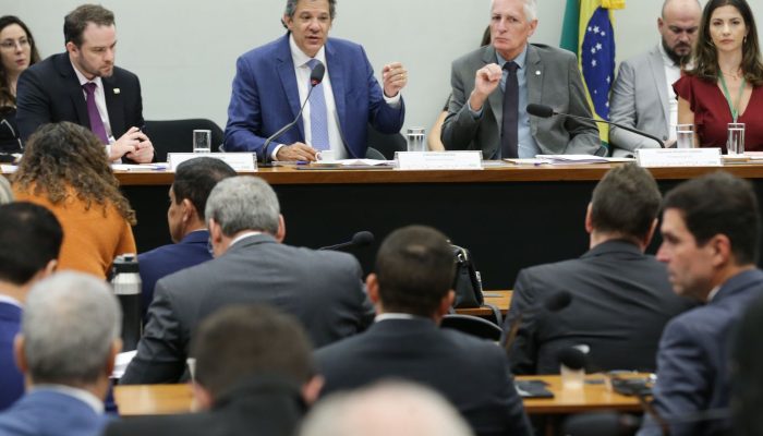 Audiência com Haddad é encerrada após tumulto entre deputados