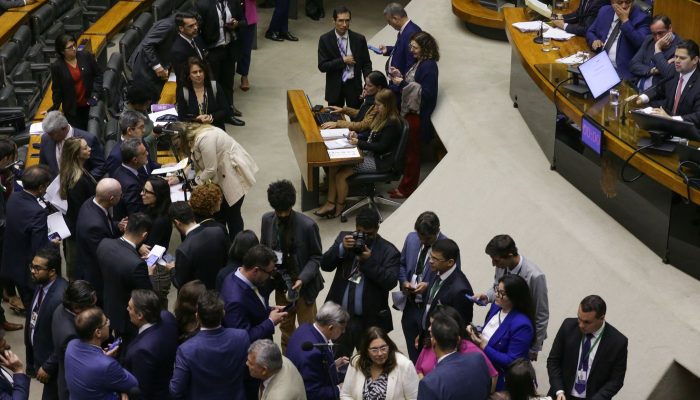 Congresso aprova usar emendas para salários de profissionais da saúde