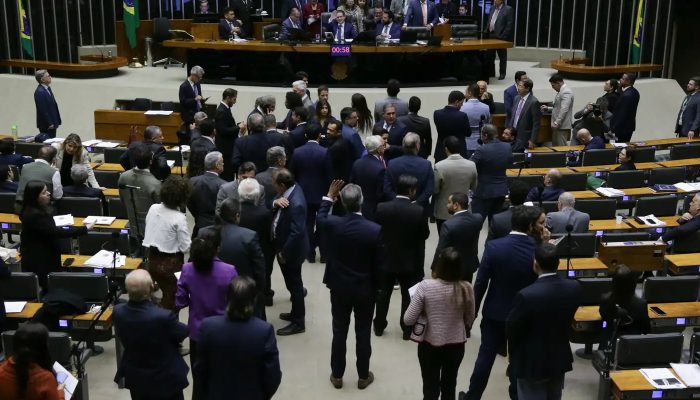 Projeto que pune quem impedir funcionamento da Câmara avança