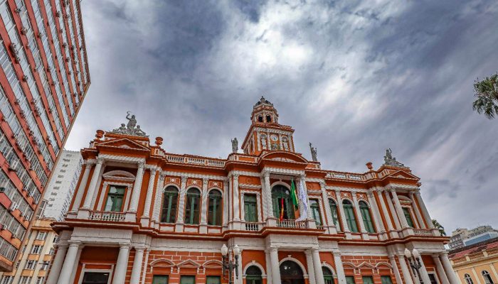 Nível do Rio Guaíba extrapola cota de inundação em Porto Alegre