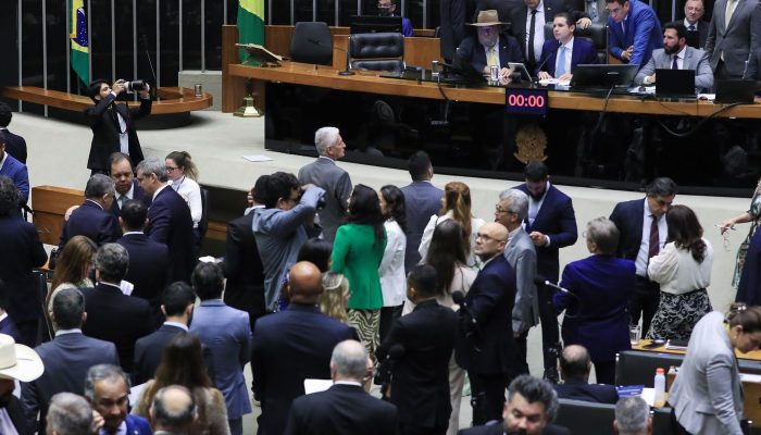 Câmara aprova projeto que reajusta salários de servidores públicos