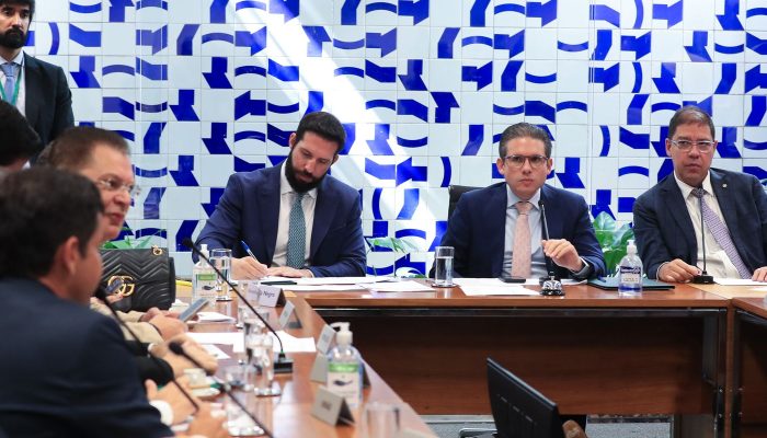 Mesmo reeditado, Câmara pauta urgência para derrubar decreto de IOF