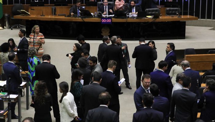 Plenário da Câmara derruba decreto de Lula sobre IOF