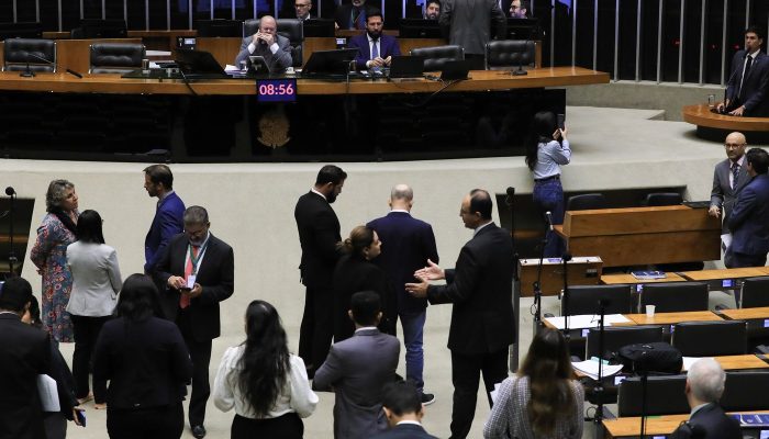 Plenário da Câmara repercute derrubada de decreto sobre IOF
