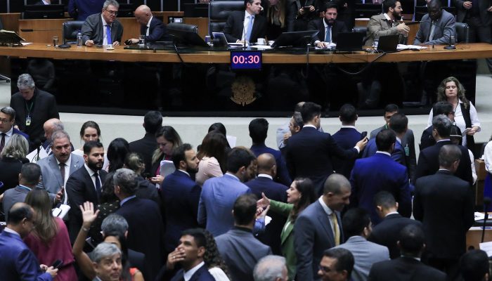 Câmara aprova urgência para suspender decreto do IOF