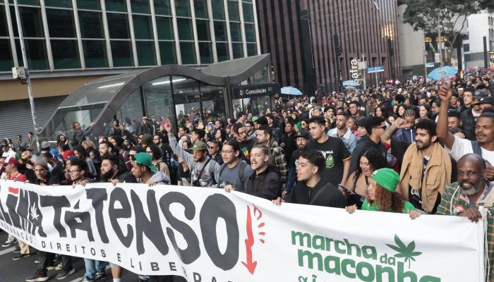 Marcha da Maconha reúne público contra repressão ao uso e legalização