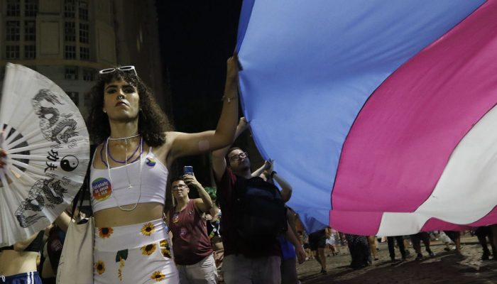 População trans se opõe à nova idade mínima para terapia hormonal