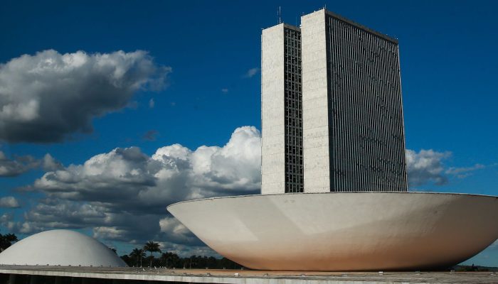 Câmara pauta projeto que regula redes sociais para crianças