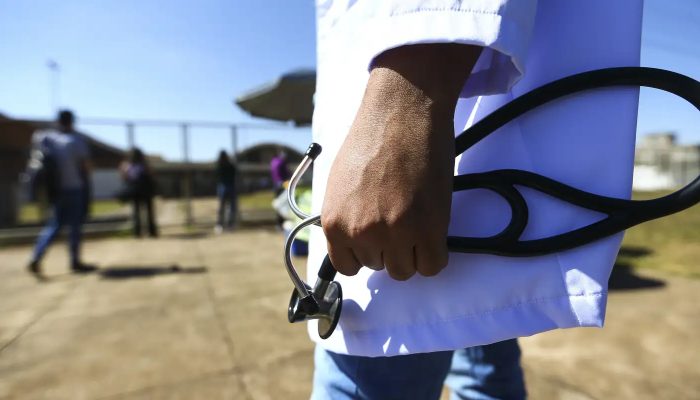 Curso de medicina com nota baixa pode ter corte de vaga ou ser extinto