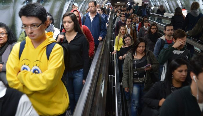 Falha no Metrô de São Paulo causa lentidão; estações estão lotadas