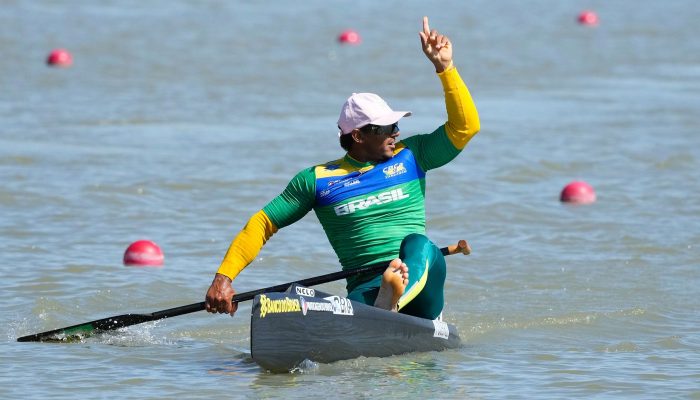 Isaquias Queiroz garante ouro na Copa do Mundo de canoagem velocidade