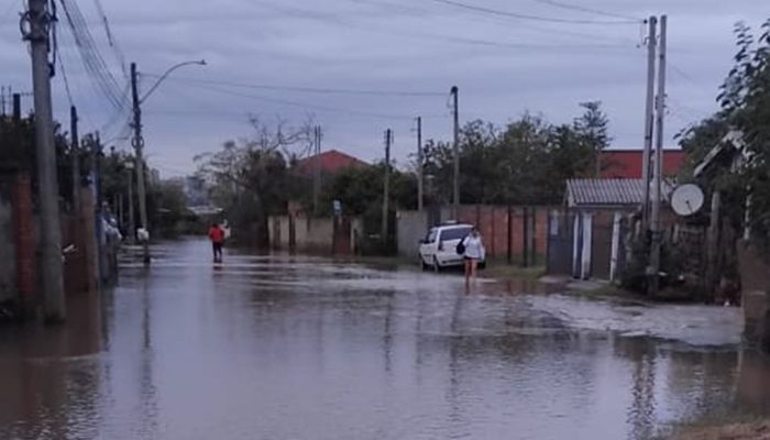 Vulnerável a cheias, ilha de Porto Alegre é atingida por chuvas
